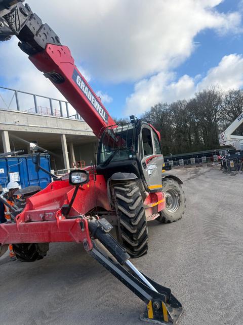 Manitou rotating telehandler